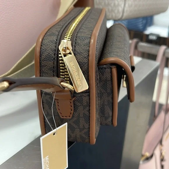 Michael Kors Bradshaw Medium Signature Logo Messenger Bag
Brown 
NWT - Picture 15 of 16